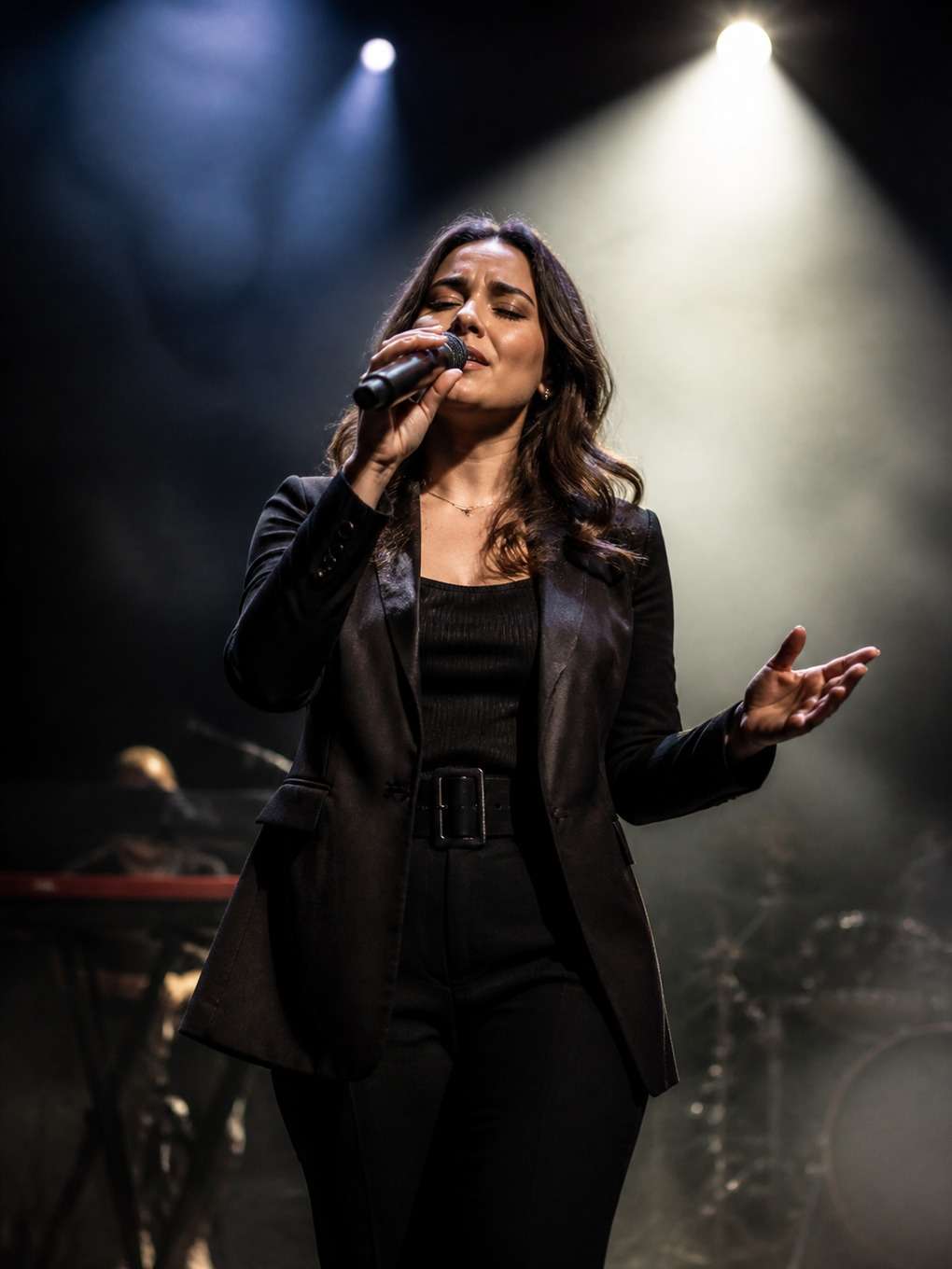 show com holofote e fumaça leve - exemplo de fotos no palco