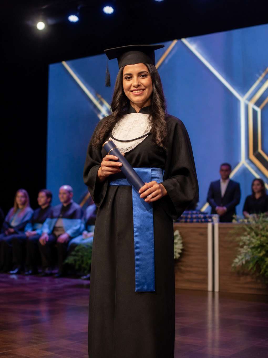 formatura no palco com diploma - exemplo de fotos no palco