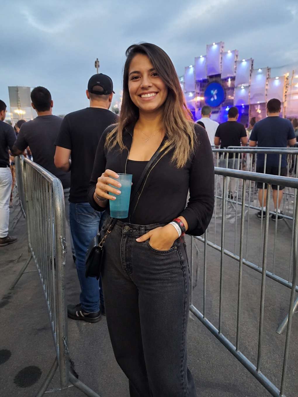 na fila com pulseira e copo - exemplo de fotos no rock in rio