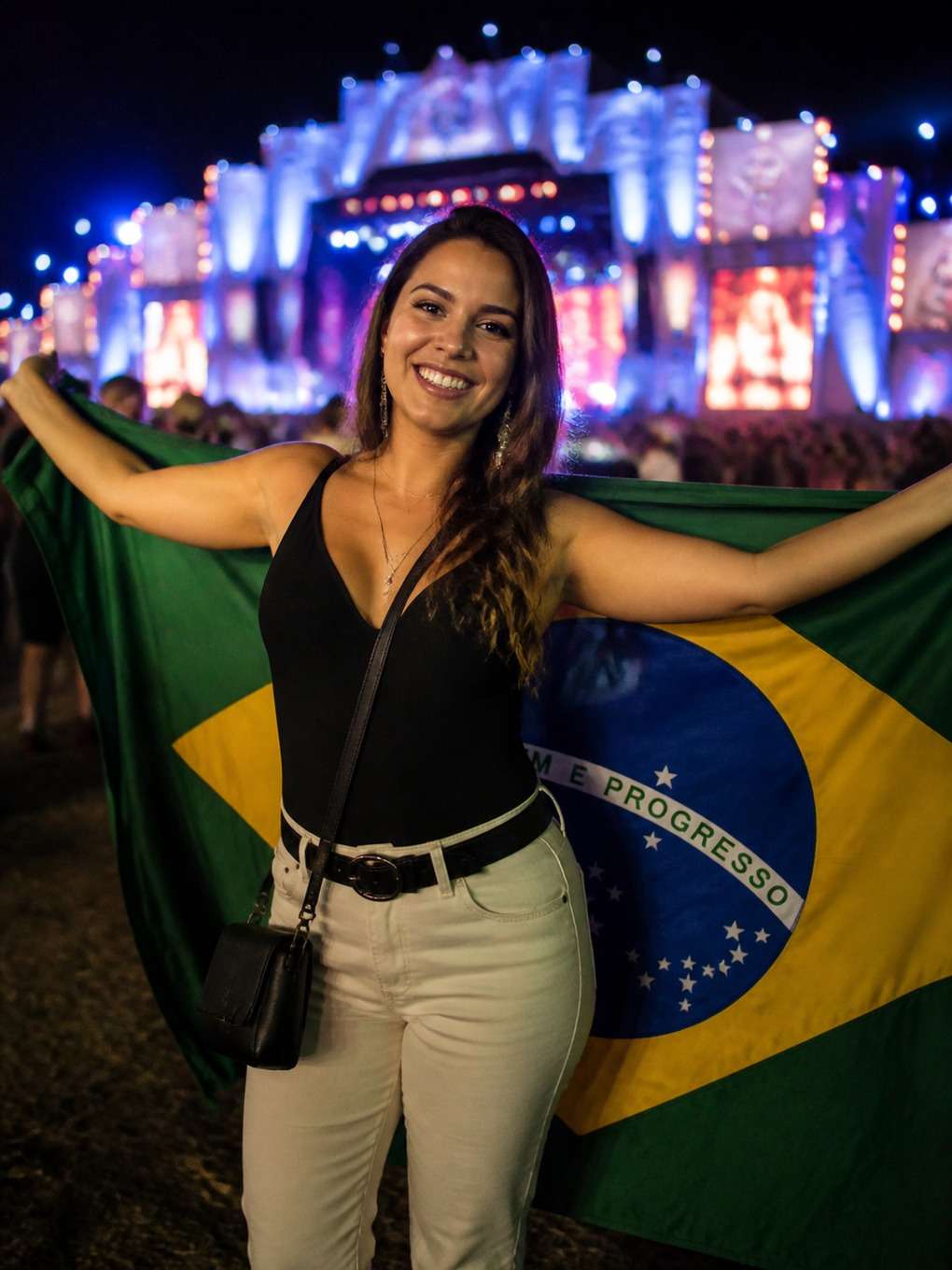 com a bandeira do brasil no festival - exemplo de fotos no rock in rio